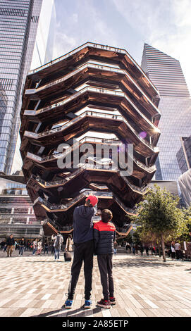 Due ragazzi guardando il recipiente in cantieri di Hudson, New York, Stati Uniti d'America. Foto Stock