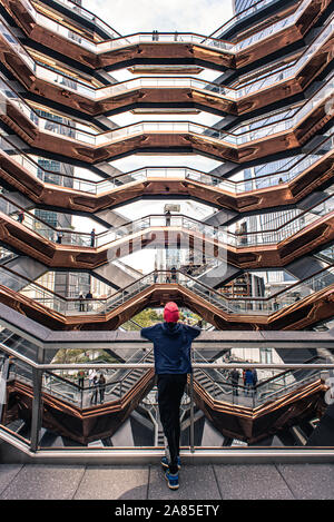 Ragazzo che guarda in alto all'interno della nave di struttura nella città di New York, Stati Uniti d'America. Foto Stock