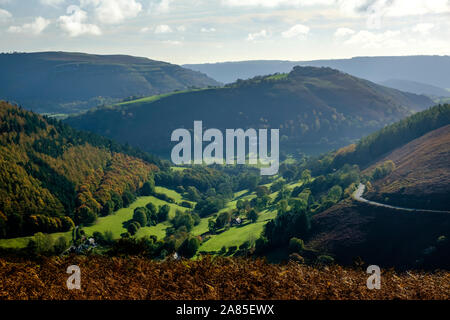 Il panorama su ferro di cavallo passano dalla A542 nelle vicinanze del Llangollen Denbighshire Galles Foto Stock