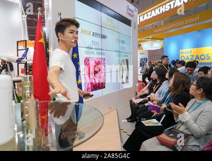 (191106) -- Shanghai, nov. 6, 2019 (Xinhua) -- un membro del personale introduce prodotti Lancome presso il padiglione della Francia durante il secondo China International Import Expo (CIIE) a Shanghai in Cina orientale, nov. 6, 2019. La Francia è uno dei quindici paesi ospiti d'onore alla seconda CIIE. (Xinhua/Yin pista) Foto Stock