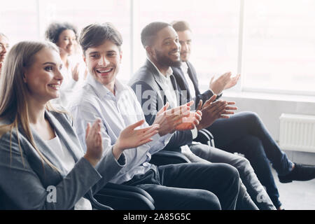 Felice la gente di affari battendo le mani durante la Conferenza incontro Foto Stock