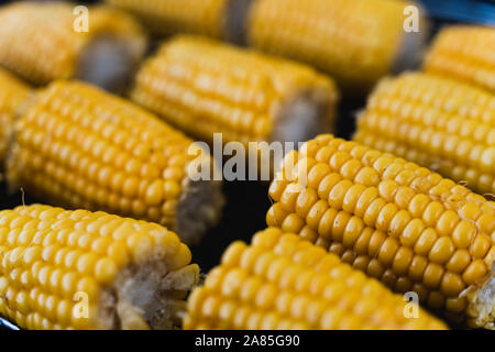 Sulla pannocchia di mais su un barbecue giallo carbonizzati Foto Stock