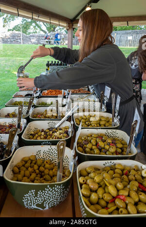 Pressione di stallo di oliva, Abergaveny Food Festival, Wales, Regno Unito Foto Stock