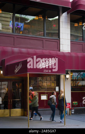 Sardi del ristorante e grill ingresso anteriore Times Square NYC, STATI UNITI D'AMERICA Foto Stock