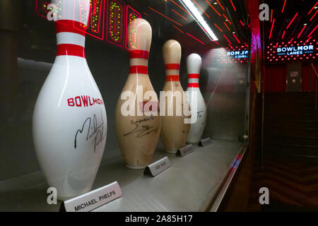 Firmato Bowling Pin Display, Bowlmor Lanes, Times Square NYC, STATI UNITI D'AMERICA Foto Stock