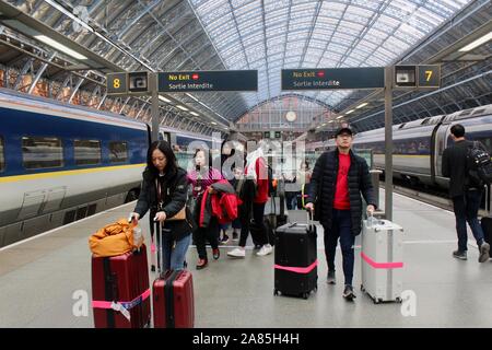 I passeggeri di salire a bordo del treno Eurostar per Parigi da St Pancras Londra Foto Stock