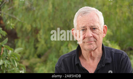 Outdoor Casual ritratto di uomo anziano (80 anni) Caucasica Foto Stock