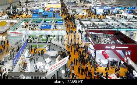 (191106) -- Shanghai, nov. 6, 2019 (Xinhua) -- Foto scattata il 9 novembre 6, 2019 mostra una vista della apparecchiatura area espositiva durante la seconda China International Import Expo (CIIE) della National Exhibition and Convention Centre di Shanghai. Il ciie viene tenuto da nov. 5 nov. 10. (Xinhua/Chen Jianli) Foto Stock