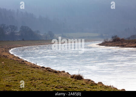 Fiume Weser in inverno, vicino Oberweser, Gewissenruh, Weser Uplands, Weserbergland, Hesse, Germania Foto Stock