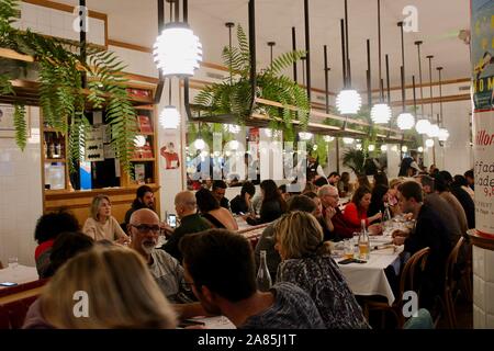 Diners nel pranzo ristorante bouillon parigi francia Foto Stock