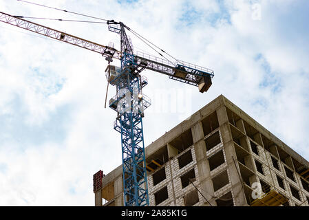 Mosca. Dicembre 2018. Costruzione. Costruzione di edifici residenziali a Mosca. Una gru con edifici e sky in background. Foto Stock