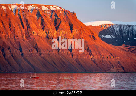 Nel tardo pomeriggio la luce del sole sulle montagne di Liefdefjord vicino a Longyearbyen nelle Isole Svalbard (Spitzbergen) in alta artico. Foto Stock