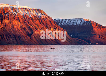 Nel tardo pomeriggio la luce del sole sulle montagne di Liefdefjord vicino a Longyearbyen nelle Isole Svalbard (Spitzbergen) in alta artico. Foto Stock