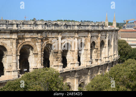 Vista sull'arena di Nimes, Anfiteatro Romano o anfiteatro romano costruito c100annuncio, Nimes Gard Francia Foto Stock