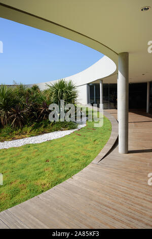 Modernista giardino sul tetto o moderno giardino sul tetto del Musée de la Romanité, o archeologia romana Museum (2018) da Elizabeth de Portzamparc Nimes Francia Foto Stock