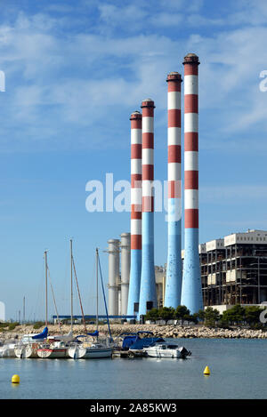 Quattro alti Red & White camini del FES (Eléctricité de France) Centrale Termoelettrica Ponteau & Anse de Laurons Martigues Provence Francia Foto Stock