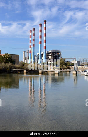 Camini alti del FES (o Electricité de France) Centrale Termoelettrica a Ponteau riflessa nelle anse de Laurons Bay Martigues Provence Francia Foto Stock