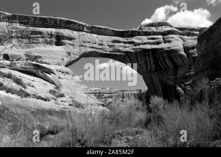 Sandsteinbogen nello Utah, 1960er. Arco di pietra arenaria in Utah, 1960s. Foto Stock