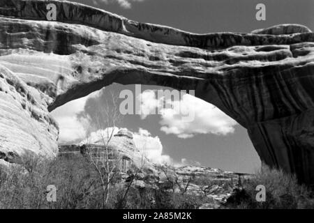 Sandsteinbogen nello Utah, 1960er. Arco di pietra arenaria in Utah, 1960s. Foto Stock