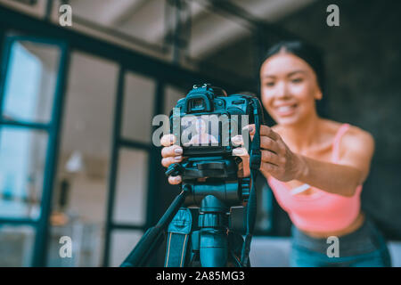 Blogger Fitness sensazione eccitato prima di effettuare un nuovo video Foto Stock