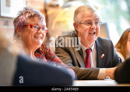 Il gallese leader laburista Mark Drakeford AM, e vice leader Carolyn Harris MP chat con gli studenti all'atto Training Center al momento del lancio del Welsh Labour Party campagna in Cardiff. Foto Stock