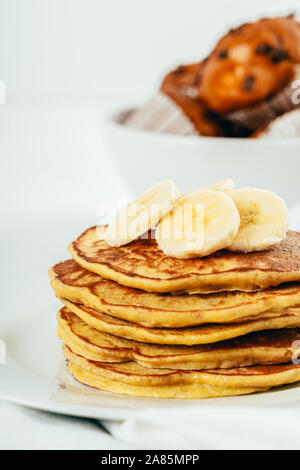 Banana e frittelle di cocco Foto Stock