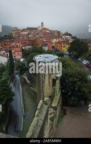 Vista panoramica dal castello medievale di Castelnuovo Magra, La Spezia, Liguria, Italia, città storica in Lunigiana Foto Stock