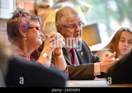 Il gallese leader laburista Mark Drakeford AM, e vice leader Carolyn Harris MP chat con gli studenti all'atto Training Center al momento del lancio del Welsh Labour Party campagna in Cardiff. Foto di PA. Picture Data: Mercoledì 6 novembre 2019. Foto di credito dovrebbe leggere: Ben Birchall/PA FILO Foto Stock