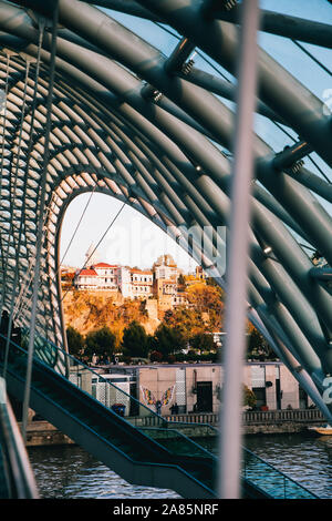 Ora d'oro sul ponte della pace a Tbilisi, Georgia Foto Stock
