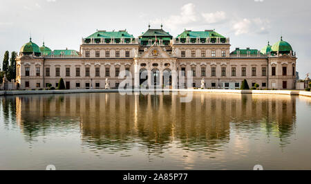 La magnifica vista del famoso Schloss Belvedere costruito da Johann Lukas von Hildebrandt come una residenza estiva per il principe Eugenio di Savoia, Vienna, Austria Foto Stock