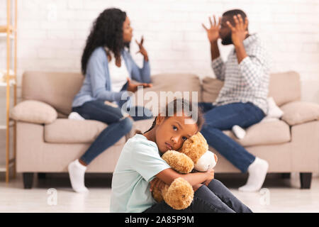 Bambino sofferenza da genitori liti, seduta e coccole orsacchiotto Foto Stock