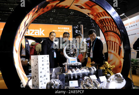 (191106) -- Shanghai, nov. 6, 2019 (Xinhua) -- la gente visita lo stand di Mazak presso le attrezzature area espositiva durante la seconda China International Import Expo (CIIE) a Shanghai in Cina orientale, nov. 6, 2019. Il National Exhibition and Convention Centre di Shanghai ha salutato un gran numero di visitatori durante la seconda giornata del CIIE. (Xinhua/Fang Zhe) Foto Stock