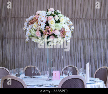 Tabella di nozze decorazioni con rose bianche e legname Foto Stock