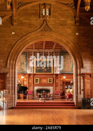 La Kings Hall e la sala a croce al castello di Bamburgh, Northumberland, Regno Unito Foto Stock