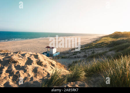 La vacanza estiva in spiaggia nella luce del mattino con spiaggia, marram grass, dune, bagnino house e mare, sull isola di Sylt, Germania, al mare del Nord Foto Stock