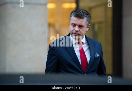 Berlino, Germania. 6 Nov, 2019. Urmas REINSALU ha, in Estonia il Ministro degli Affari Esteri, sta lasciando il Foreign Office dopo un incontro con il Ministro degli Esteri Maas. Credito: Bernd von Jutrczenka/dpa/Alamy Live News Foto Stock