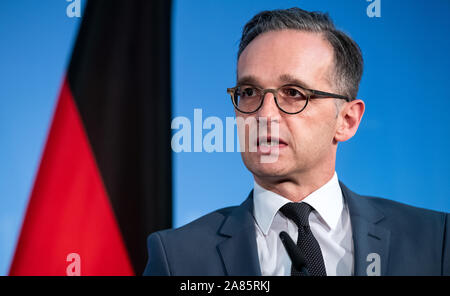 Berlino, Germania. 6 Nov, 2019. Heiko Maas (r, SPD), il ministro degli Affari Esteri, commenti in occasione di una conferenza stampa con la estone di ministro degli Esteri Reinsalu ha dopo i suoi colloqui nella sede estera. Credito: Bernd von Jutrczenka/dpa/Alamy Live News Foto Stock