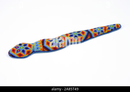 Un serpente a perline creato dalla Huichol popoli indigeni del Messico settentrionale. I serpenti nella cultura Huichol sono responsabili per portare pioggia Foto Stock