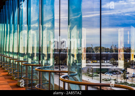 Vista attraverso il vetro curvo pareti del MAS (Museum Aan de Stroom) - Anversa, Belgio. Foto Stock