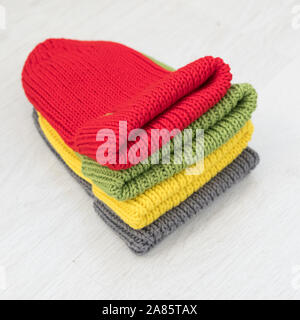 Accogliente insieme a maglia di cappelli Foto Stock