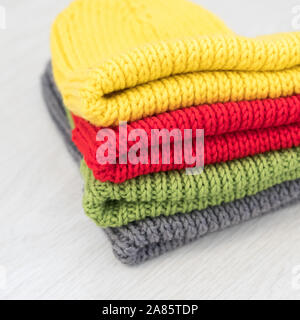 Accogliente insieme a maglia di cappelli Foto Stock