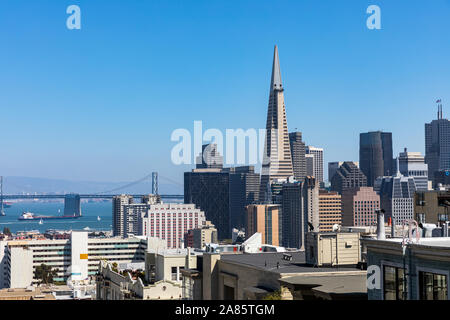 Vista del quartiere finanziario e San Francisco - Oakland Bay Bridge; San Francisco, California, Stati Uniti d'America Foto Stock