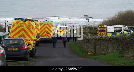 Squadre di ricerca e soccorso lungo con la polizia e il servizio di ambulanza nei pressi della vecchia Hartley caravan park in Northumberland vicino a Whitley Bay dove un corpo di un uomo è stato trovato. Foto di PA. Picture Data: Mercoledì 6 novembre 2019. Foto di credito dovrebbe leggere: Owen Humphreys/PA FILO Foto Stock