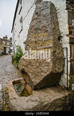 Una vista guardando da Beech Hill, ammaccature, Dentdale, North Yorkshire National Park, Regno Unito verso il Sun Inn Foto Stock