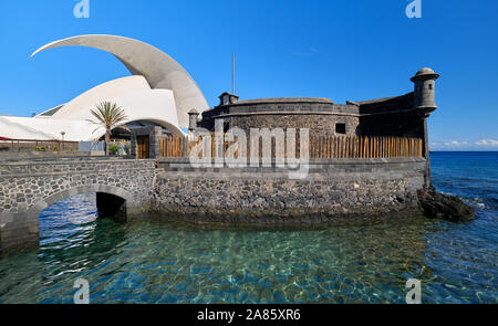 Tenerife, Spagna - 14 ottobre 2019: Frammento dell'edificio Auditorio de Tenerife, simbolo architettonico della città di Santa Cruz de Tenerife, Isole Canarie Foto Stock