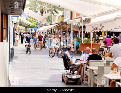 Tenerife, Spagna - 13 Ottobre 2019: strada trafficata in città turistica dell'isola di Tenerife. La folla di persone godono le vacanze in accoglienti strade di Tenerife, Spagna Foto Stock