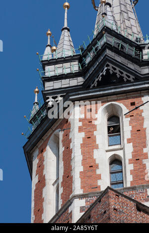 Santa Maria la Basilica (Chiesa della Madonna Assunta in Cielo) in Cracovia / Cracow Polonia. Trumpeter, bugler giocando un hourly bugle call in una finestra Foto Stock