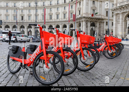 Roma, Italia - 5 Novembre 2019: Elettrico noleggio di biciclette in Piazza della Repubblica. Uber salto l'elettricamente assistita di bike sharing il servizio di noleggio per andare in giro per la città si avvia per la prima volta nella capitale. Foto Stock