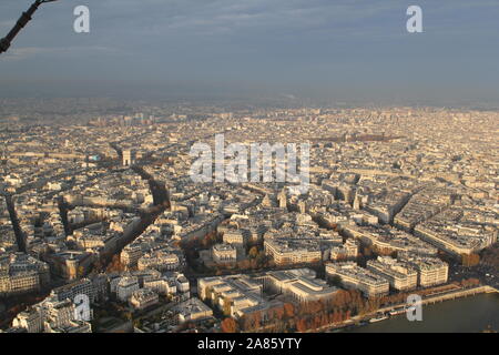 Parigi vista aerea dalla Torre Eiffel Foto Stock