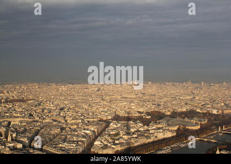 Parigi vista aerea dalla Torre Eiffel Foto Stock